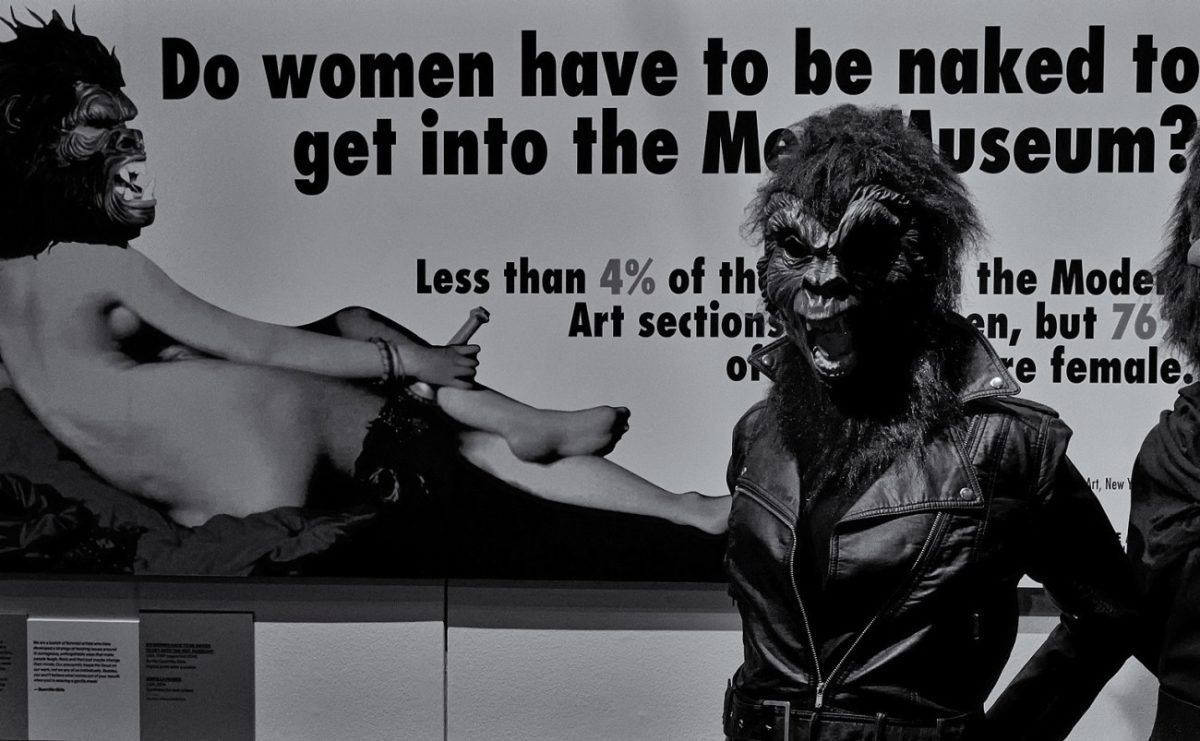 Guerrilla Girls: Η «γυμνή αφίσα» που σόκαρε το κατεστημένο – και άνοιξε μια νέα οδό στον κόσμο της τέχνης