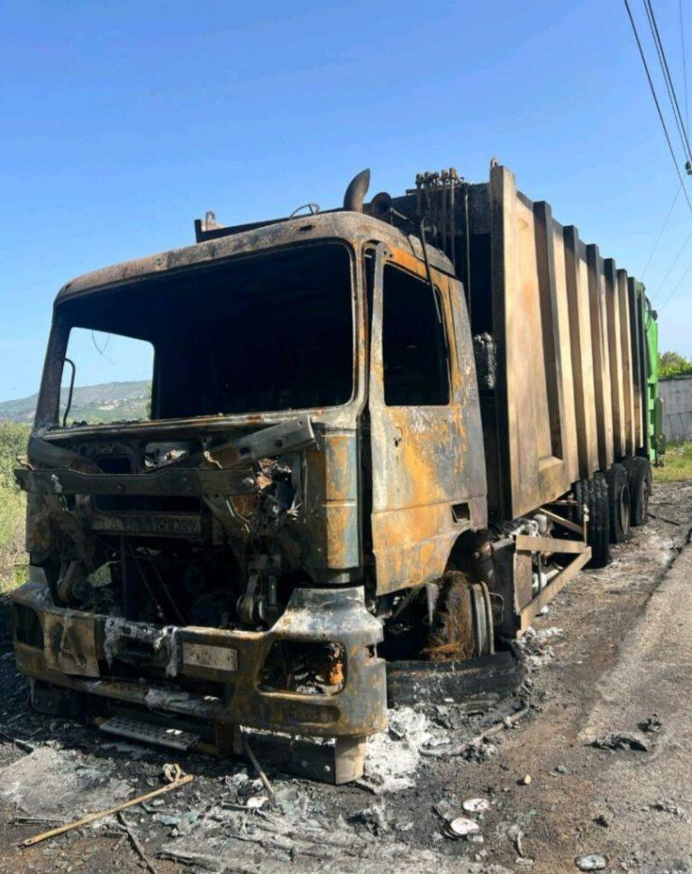 Ολοσχερής καταστροφή απορριμματοφόρου και σημαντικό πλήγμα στον στόλο καθαριότητας Δήμου της χώρας