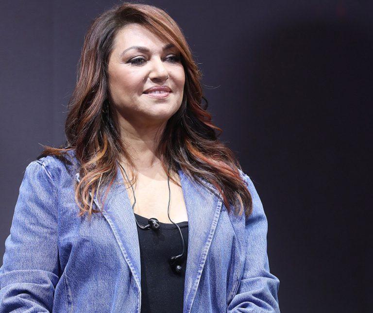 Καίτη Γαρμπή: Τραγουδά μαζί με άλλες 6 διάσημες Ελληνίδες το «Επιτέλους», στέλνοντας κοινωνικό μήνυμα