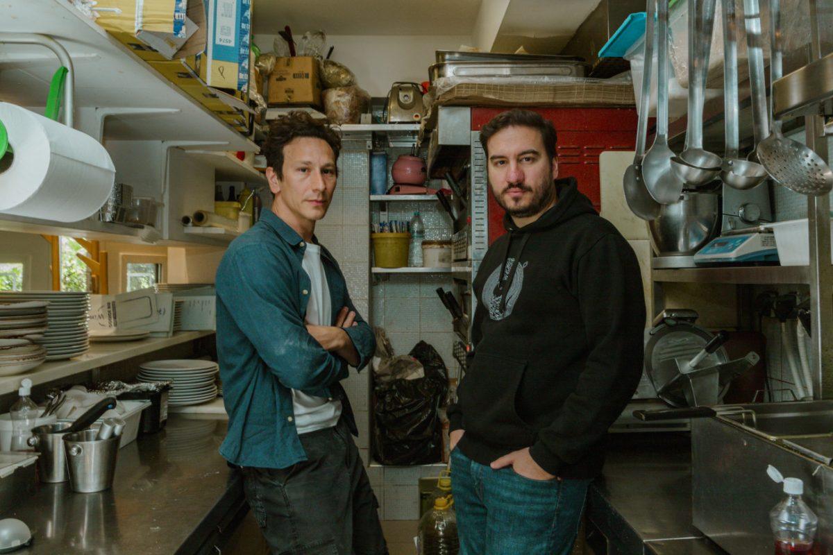 Ο Γιώργος Κουτλής σκηνοθετεί τον Μιχάλη Σαράντη στην «Κουζίνα» του Άρνολντ Γουέσκερ στο «Κιβωτός»