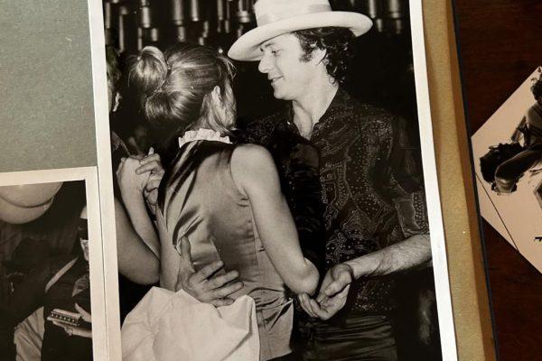 Κώστας Ζουγανέλης: Πέθανε ο «βασιλιάς της Μυκόνου» – Ο άνθρωπος που «μέθυσε» το jet set στις 9 Μούσες