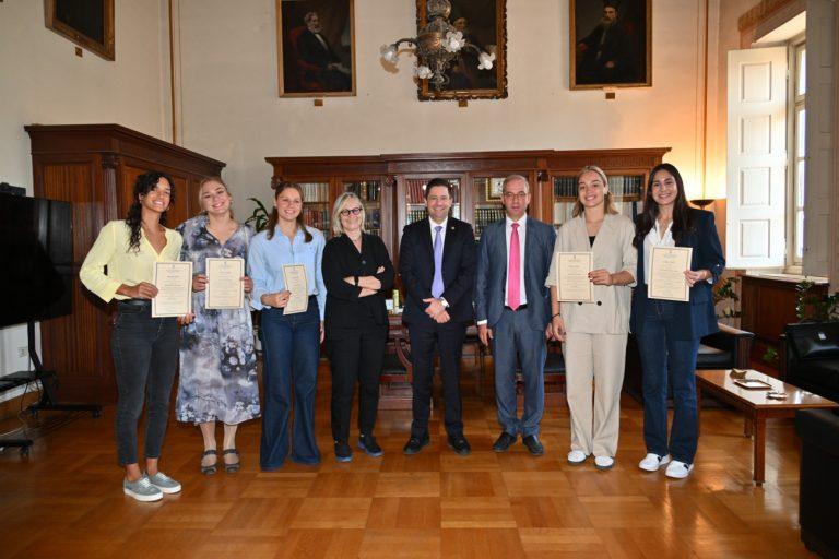 Ο Πρύτανης Γεράσιμος Σιάσος βράβευσε τις Παγκόσμιες Πρωταθλήτριες Πόλο και φοιτήτριες του ΕΚΠΑ
