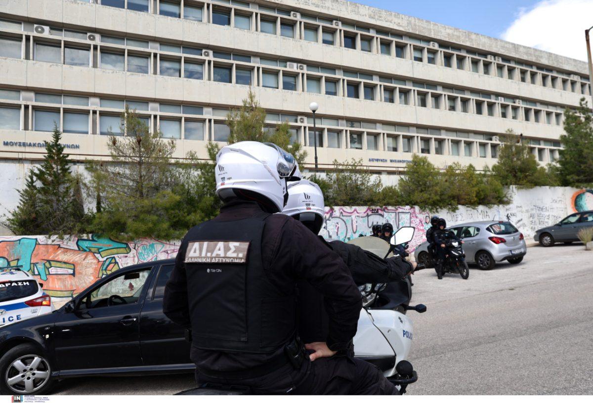 Νέο βίντεο από τα επεισόδια στην Πολυτεχνειούπολη –  Ταυτοποιήθηκε ο δράστης που χτύπησε την υπάλληλο κυλικείου