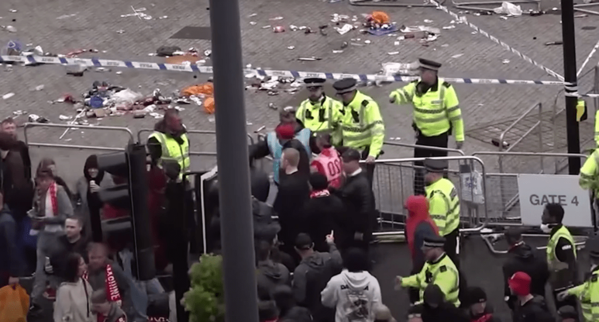 Σοκαριστικό: Μωρό εκτοξεύτηκε 4,5 μέτρα μακριά από το αυτοκίνητο που έπεσε στο πλήθος στο Λίβερπουλ και επέζησε (vid)