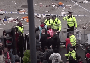 Σοκαριστικό: Μωρό εκτοξεύτηκε 4,5 μέτρα μακριά από το αυτοκίνητο που έπεσε στο πλήθος στο Λίβερπουλ και επέζησε (vid)