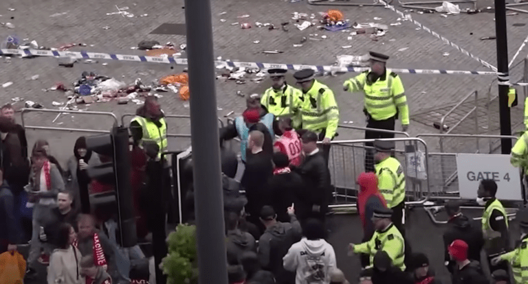 Σοκαριστικό: Μωρό εκτοξεύτηκε 4,5 μέτρα μακριά από το αυτοκίνητο που έπεσε στο πλήθος στο Λίβερπουλ και επέζησε (vid)