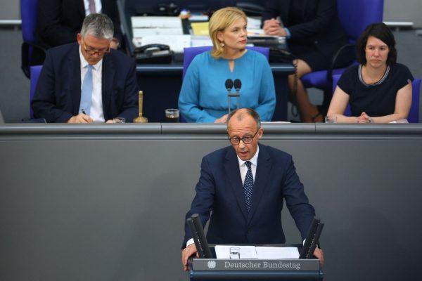 Μερτς: Αλλαγή πολιτικής και ευημερία για όλους υποσχέθηκε στην πρώτη ομιλία του στην Bundestag – Έπαινοι για τον Σολτς