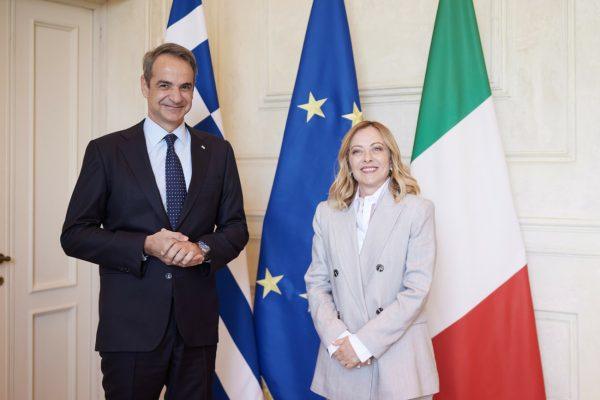 Πανηγυρίζουν που θα ρίξει η Hellenic Train τα μισά λεφτά μπροστά σε μάνες που δεν άκουσαν την Κυριακή Χρόνια Πολλά