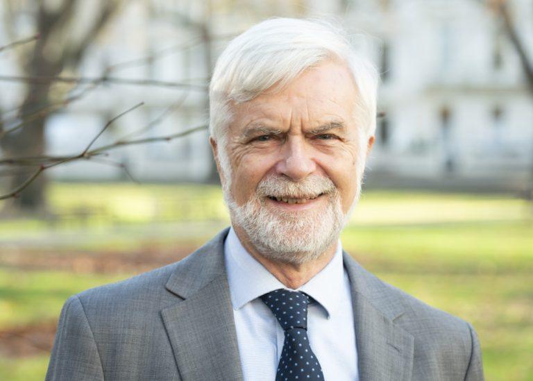 Σερ Τζιμ Σκι στο in: «Η προσαρμογή στην Κλιματική Αλλαγή είναι μια πρόκληση για τώρα, όχι για το μέλλον»