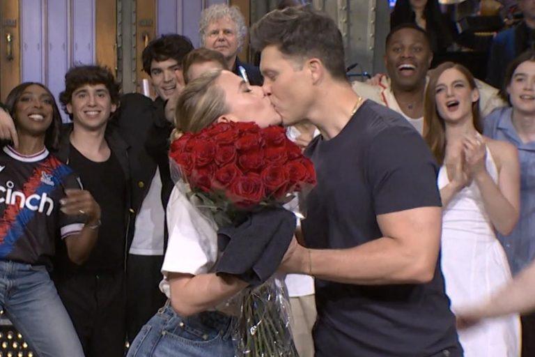 Η Σκάρλετ Γιόχανσον και ο Κόλιν Τζοστ ανταλλάσσουν ένα παθιασμένο φιλί στο SNL