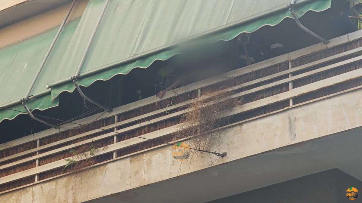 Φωτιά σε διαμέρισμα στην Καλλιθέα – Εγκλωβίστηκε ηλικιωμένος στο μπαλκόνι [βίντεο]