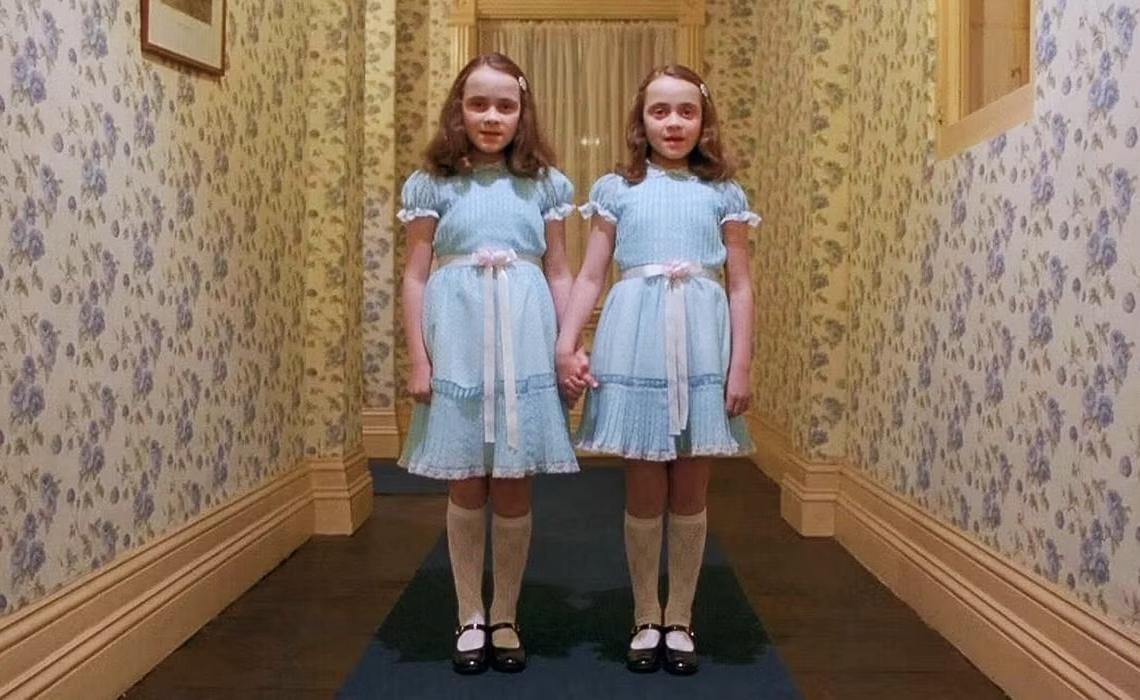 «Παίξε μαζί μας»: Πώς είναι σήμερα οι δίδυμες Γκρέιντι από τη «Λάμψη» που στοίχειωσαν τα βράδια και τα όνειρά μας