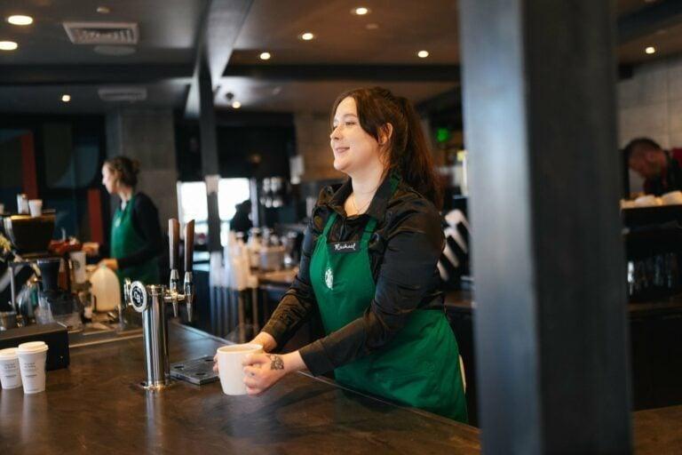 Starbucks: Γιατί οι barista «βγήκαν από τα ρούχα τους» με το νέο dress code
