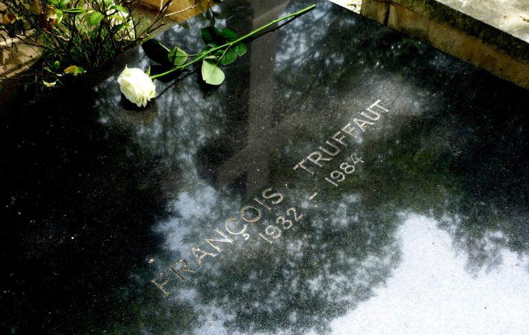 Και οι ποιητές τι χρειάζονται στα κοιμητήρια;