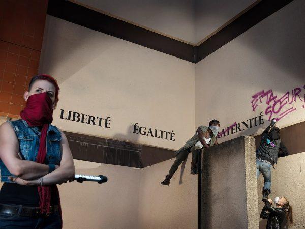 Γαλλία: Άγνωστοι βανδάλισαν φεμινιστική έκθεση – Κατέστρεψαν έργα και σχεδίασαν φαλλούς στους τοίχους