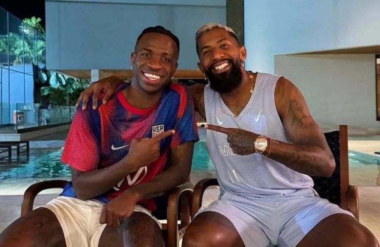 Το δώρο και η αφιέρωση του Βινίσιους στον Ροντινέι (pics)