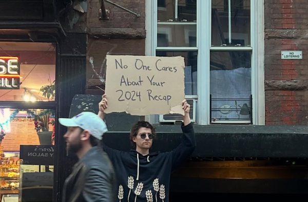 Παράτησε τη δουλειά του για να κρατάει πλακάτ στους δρόμους και… έγινε πλούσιος!