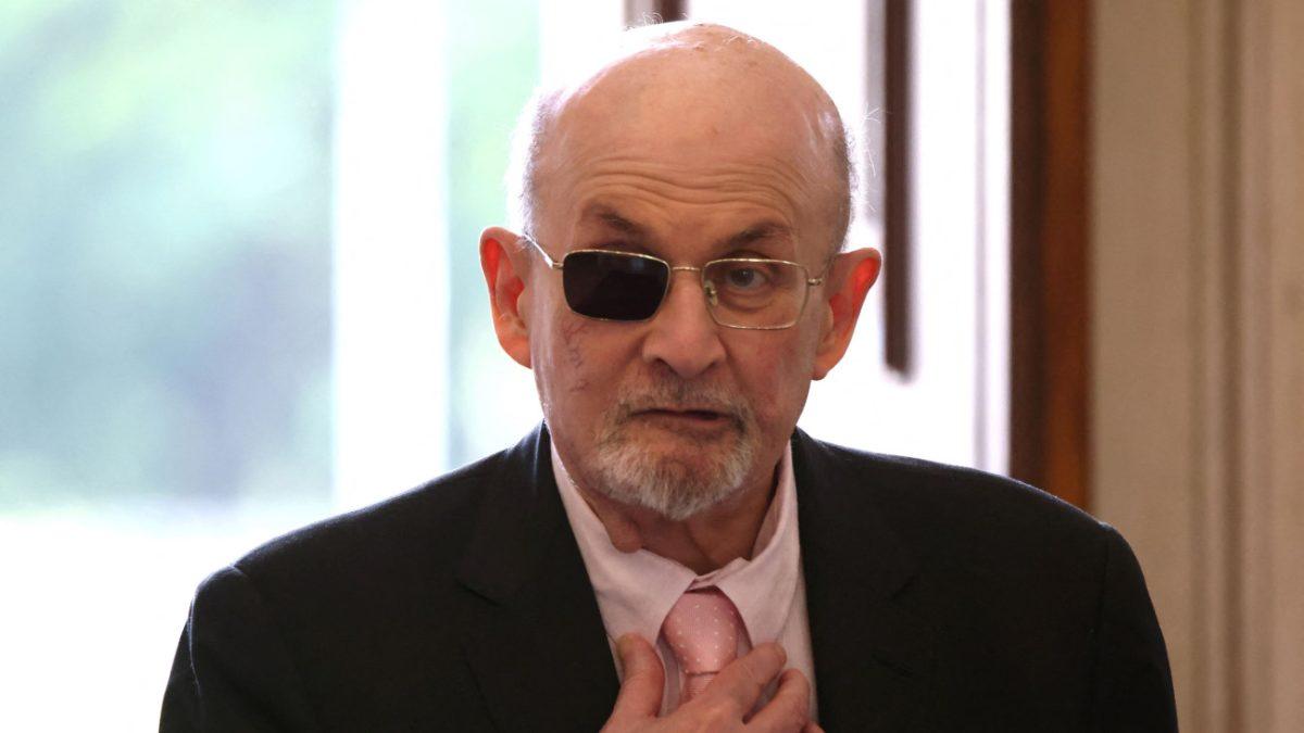 Ο άνδρας που μαχαίρωσε τον συγγραφέα Σαλμάν Ρούσντι για τους «Σατανικούς Στίχους» καταδικάστηκε σε 25 χρόνια φυλάκισης