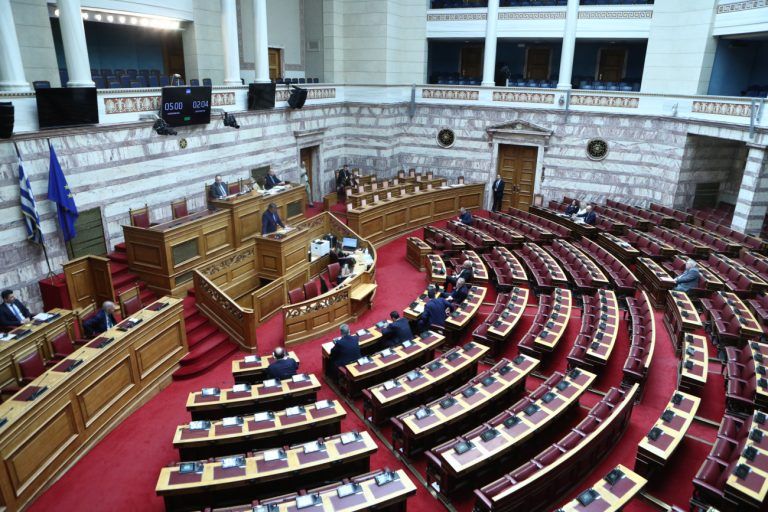 Βουλή: Εβδομάδα εξελίξεων με προανακριτική, κάθε κόμμα και πρόταση – Στο επίκεντρο ο Καραμανλής και στο βάθος Μητσοτάκης