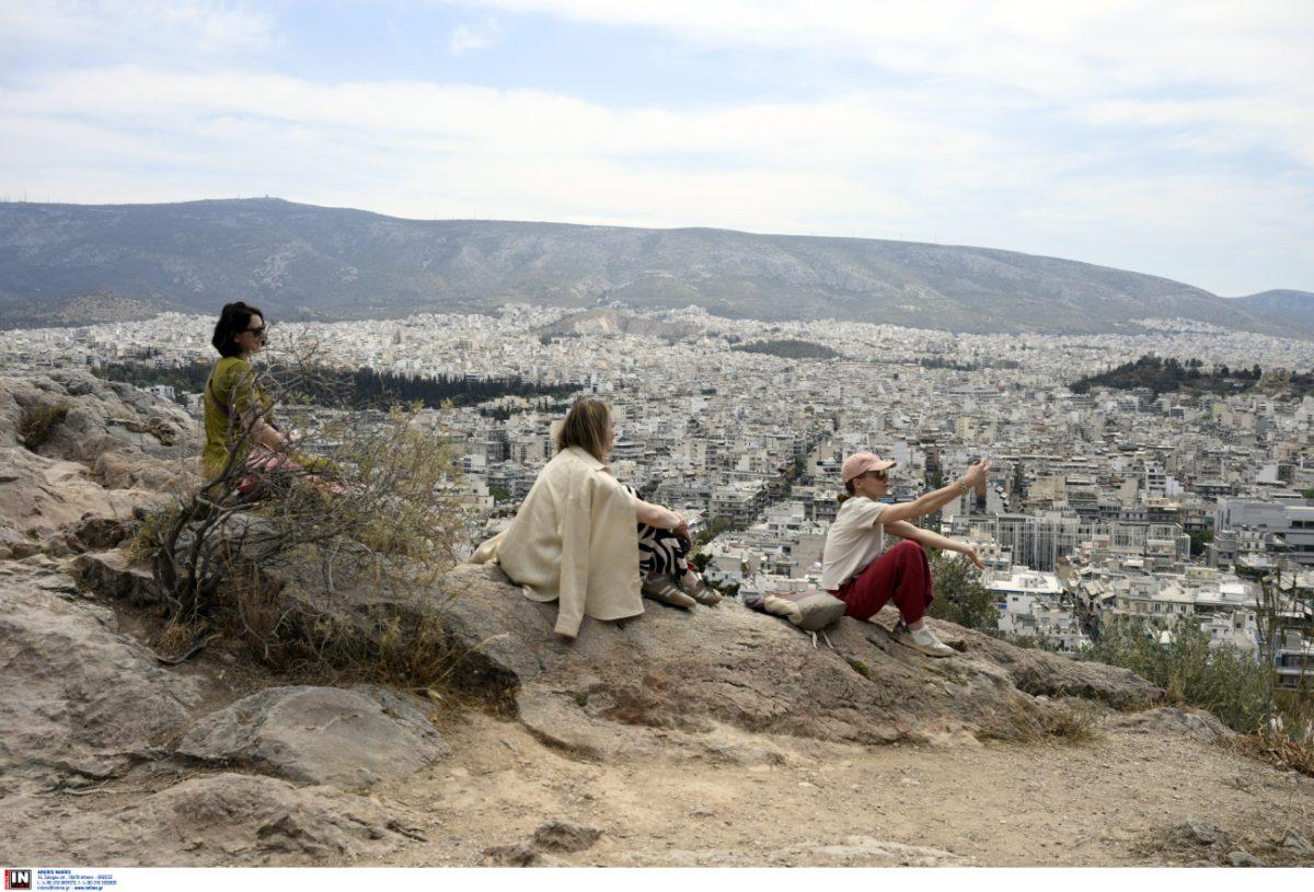 Καιρός: Αφρικανική σκόνη, βροχές και 33αρια