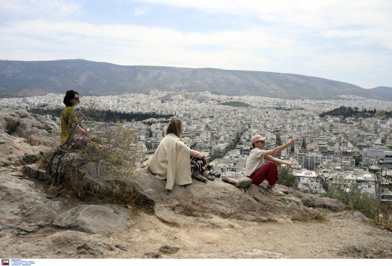 Καιρός: Αφρικανική σκόνη, βροχές και 33αρια