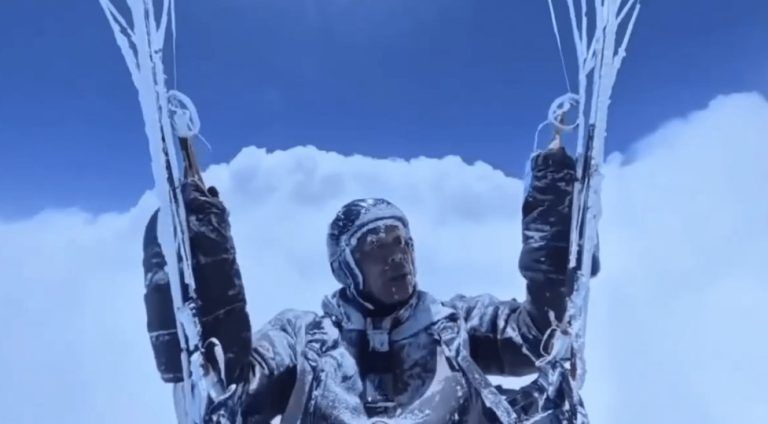 Αλεξιπτωτιστής πλαγιάς παρασύρθηκε από ανέμους και πάγωσε σε υψόμετρο 8.000 μέτρων