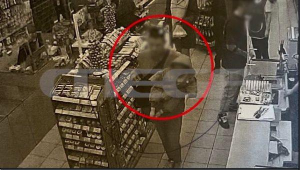 Αλιμος: Φωτογραφία ντοκουμέντο με τον άνδρα να κρατά αγκαλιά το βρέφος ενώ βγαίνει από το σούπερ μάρκετ