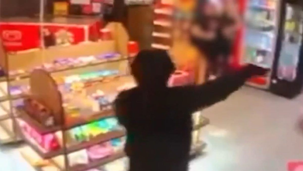 Καρέ καρέ η δράση συμμορίας ανηλίκων – Λήστευαν μίνι μάρκετ στον Βύρωνα