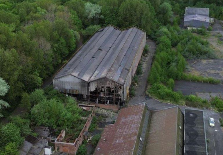 Δεκατέσσερα παιδιά ύποπτα για ανθρωποκτονία σε παλιό εργοστάσιο στο Ηνωμένο Βασίλειο