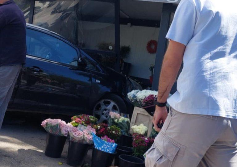 Τροχαίο στην Κηφισιά: «Εισβολή» ΙΧ σε ανθοπωλείο – Από τύχη δεν υπήρξαν θύματα