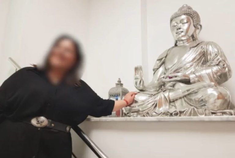 Ελεύθερη με περιοριστικούς όρους η δημοσιογράφος για τις απάτες με τα ταξίδια