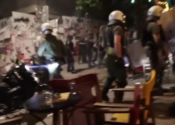 Αστυνομικοί κατά θαμώνων καταστημάτων στα Εξάρχεια – Τι υποστηρίζει η ΕΛ.ΑΣ.