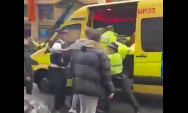 Η στιγμή της σύλληψης του δράστη στο Λίβερπουλ (vid)
