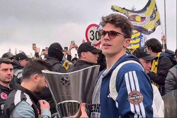 Επέστρεψε στην Κωνσταντινούπολη η Φενερμπαχτσέ: Αποθέωση για Σάρας και παίκτες (vids)