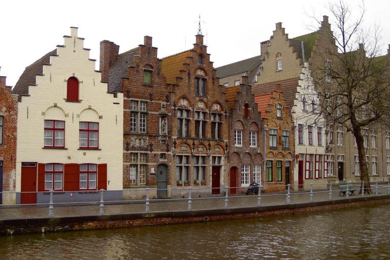 Ευρώπη: Πόλη ζητάει από τον κόσμο να μην κλέβει τις πέτρες των δρόμων – «Να αφήσουν την ομορφιά της ανέπαφη»