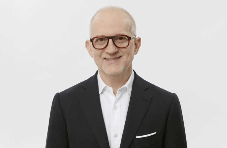 Απολαβές ρεκόρ για τον CEO της Burberry εν μέσω χιλιάδων απολύσεων