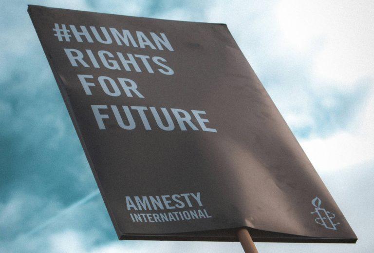 Διεθνής Αμνηστία: Αποφασισμένη να συνεχίσει το έργο της, μετά την απαγόρευση στη Ρωσία