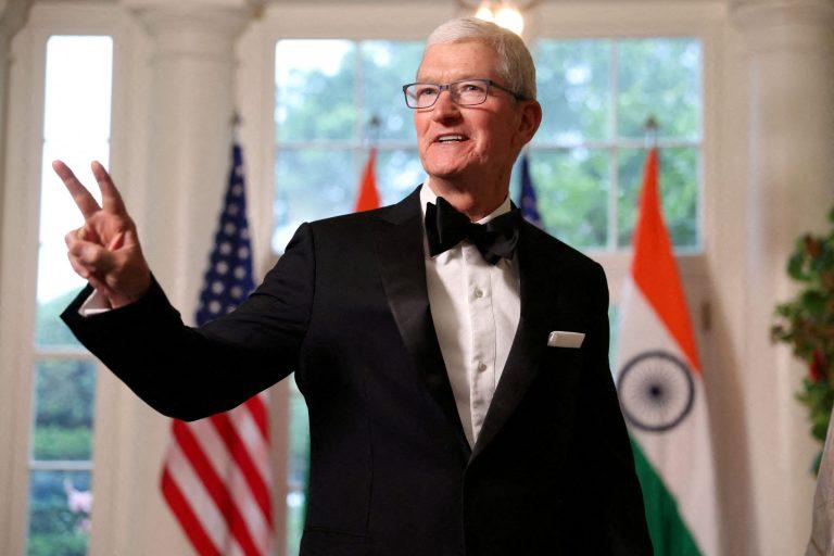 Τι ζήτησε ο Τραμπ από τον CEO της Apple μετά την άρση των δασμών με Κίνα