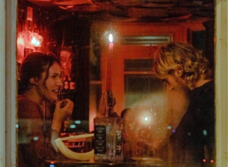 Υπάρχει έλξη στο πρώτο ραντεβού; Αν κοιτάει αυτό το σημείο του προσώπου σου η απάντηση είναι «ναι»