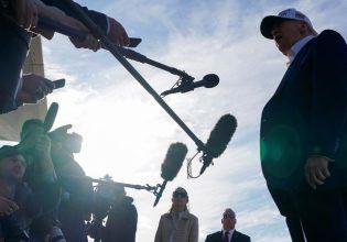 Ο Τραμπ παρατείνει έως την 9η Ιουλίου την αναστολή των δασμών σε βάρος της ΕΕ