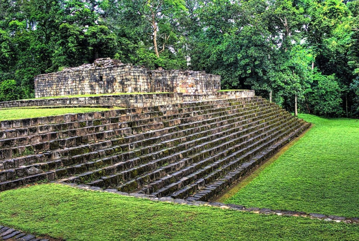 Ερείπια πόλης των Μάγια κοντά στη λίμνη Ίζαμπελ της Γουατεμάλας ( Daniel Mennerich)