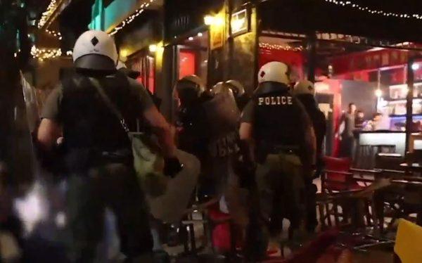 Εξάρχεια: «Έρχεται η Αστυνομία και μας διαλύει το κατάστημα» – Εισβολή ΜΑΤ και ΔΕΛΤΑ σε μαγαζιά