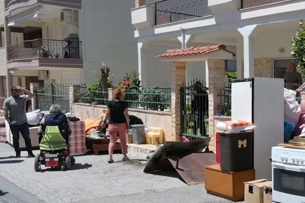 Χαλκιδική: Επέστρεψε ο εφιάλτης της έξωσης για ζευγάρι ηλικιωμένων – Τους πέταξαν έξω τα πράγματά τους