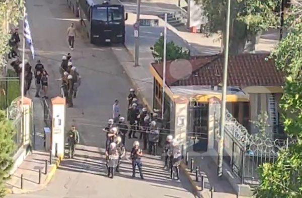 Ένταση και επεισόδια στα δικαστήρια της Ευελπίδων