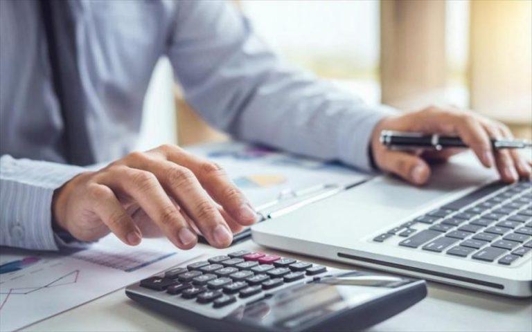 Τι δείχνουν τα στοιχεία των φορολογικών δηλώσεων – Πώς επηρεάζονται από την κλιμακωτή έκπτωση φόρου