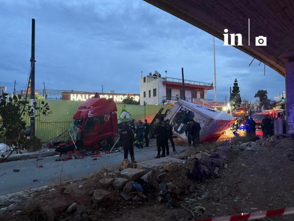 Σοβαρό τροχαίο – Φορτηγό έπεσε από τη γέφυρα της Πέτρου Ράλλη στη Θηβών