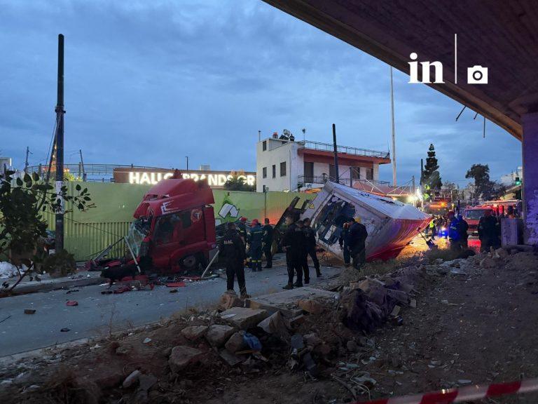 Σοβαρό τροχαίο – Φορτηγό έπεσε από τη γέφυρα της Πέτρου Ράλλη στη Θηβών