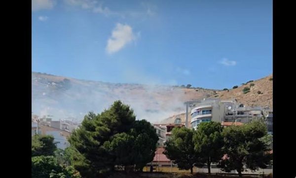 Φωτιά σε χαμηλή βλάστηση στο Πέραμα