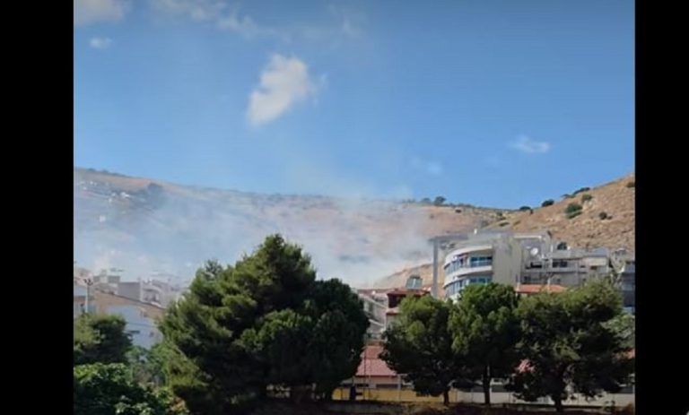 Φωτιά σε χαμηλή βλάστηση στο Πέραμα