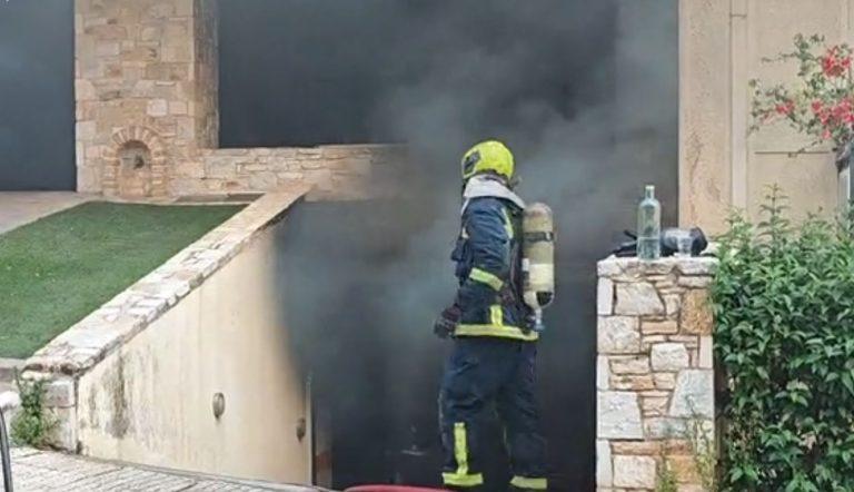 Φωτιά σε υπόγειο πάρκινγκ πολυκατοικίας στο Γαλάτσι